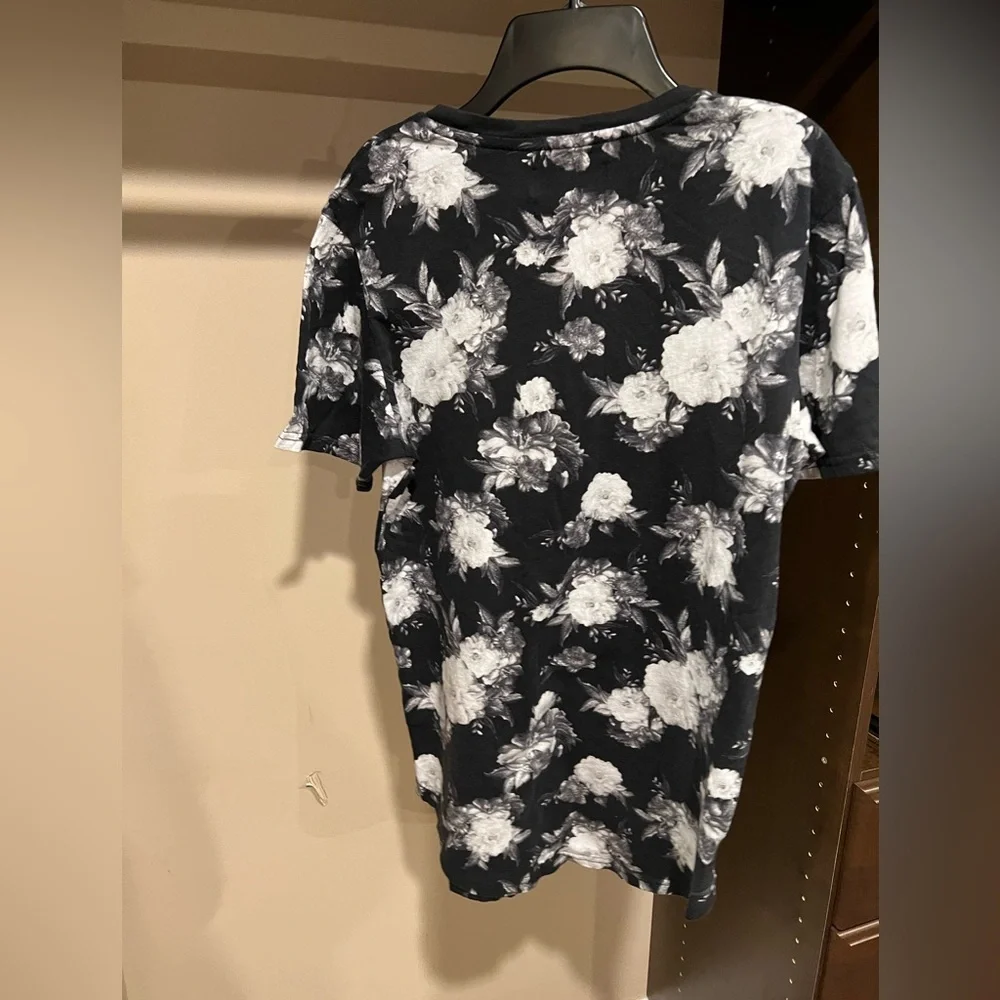 PacSun Black and White Floral Short Sleeve Tee - Picture 4 of 4